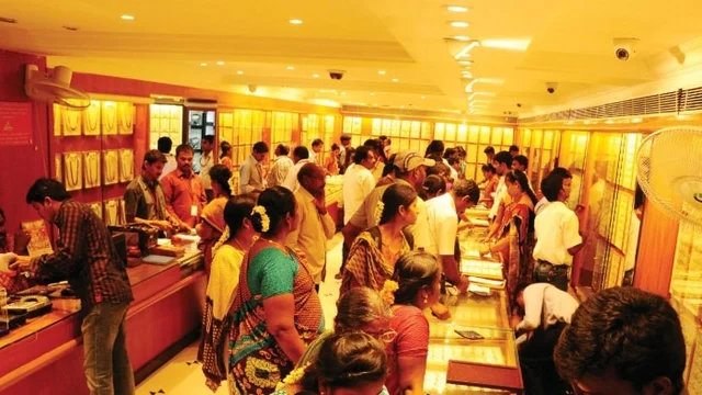 எகிறும் தங்கம் விலை... இப்போது வாங்குவது உகந்ததா?