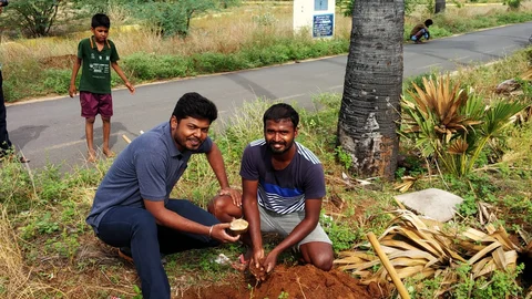 மரம் நடும் பணியில் இளைஞர்கள்