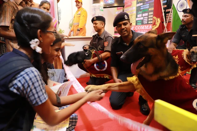 கண்காட்சியில் மாணவர்கள்