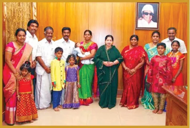 மகனுக்காக எந்த லெவலுக்கும் செல்லும் ஓ.பி.எஸ்-ஸின் 'அமாவாசை' அரசியல்!