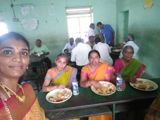 ஆசிரியர்களுடன் செல்ஃபி