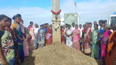 மின்கம்பத்திற்கு மாலை போட்ட பெண்கள்