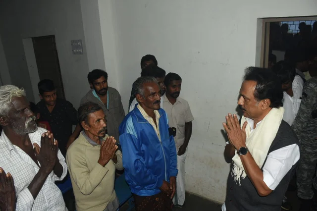 மீட்பு முகாமில் மக்களைச் சந்தித்த தி.மு.க தலைவர் ஸ்டாலின்