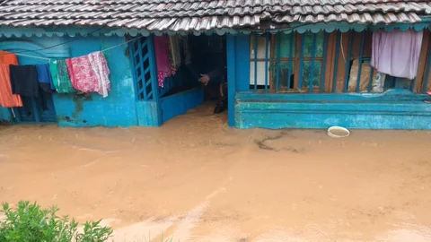 கேத்தி பலாடா பகுதியில் வீடுகளை சூழ்ந்த வெள்ள நீர்