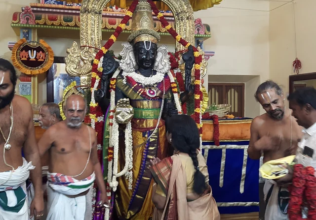 அத்திவரதர் தரிசனத்தில் ராஜாத்தி அம்மாள்