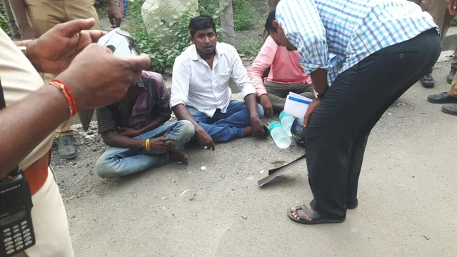 பட்டாக்கத்தியுடன் சிக்கிய நான்கு பேர்