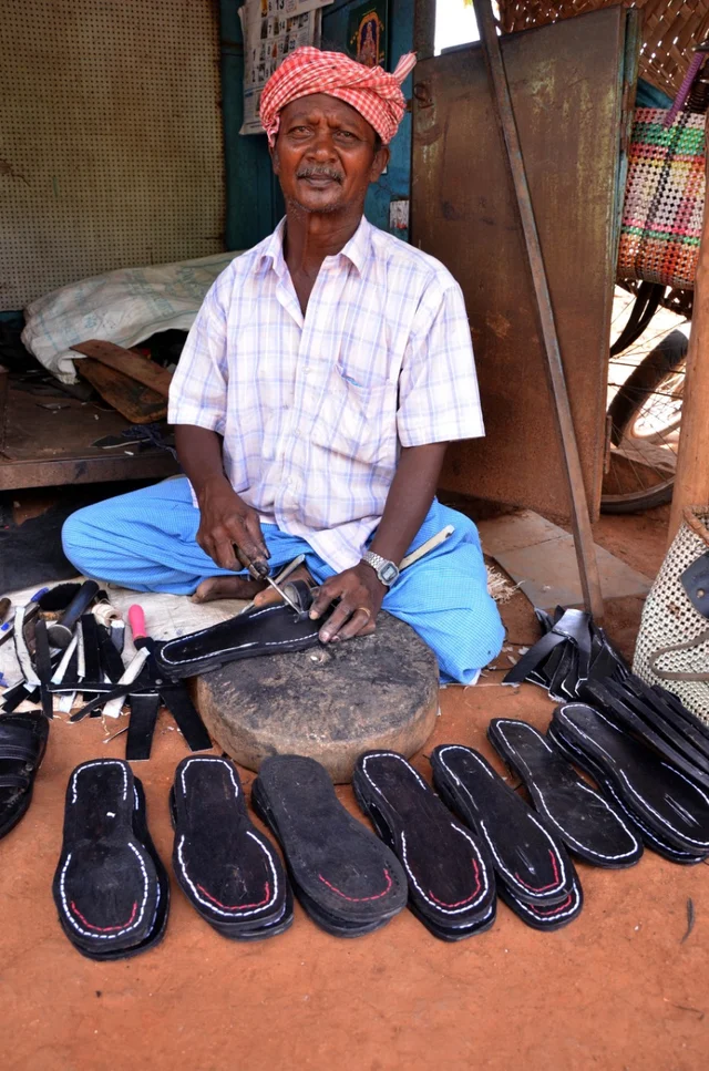 ராசு தனது கடையில்...