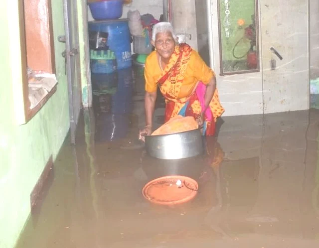 வீட்டுக்குள் புகுந்த மழை வெள்ளம்