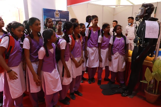 கண்காட்சியில் மாணவர்கள்
