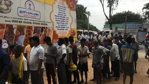 பிரியாணி வாங்க வரிசையில் நிற்கும் மக்கள்