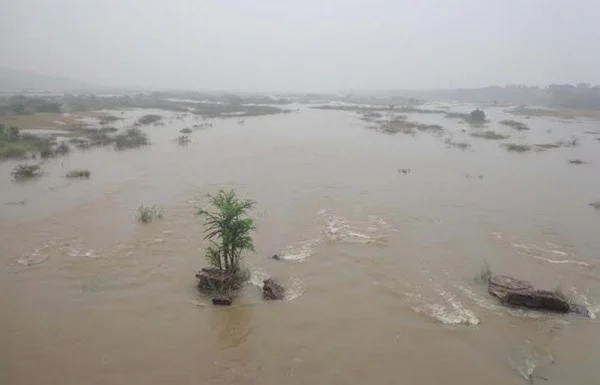 அணையிலிருந்து வெளியேறும் தண்ணீர்