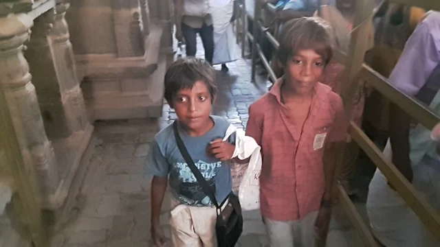 அத்திவரதர் தரிசனத்தில் சிறுவர்கள்