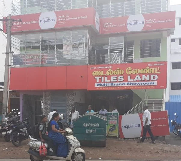 வணிக நிறுவனம் முன்பு வைக்கப்பட்ட குப்பைத் தொட்டி
