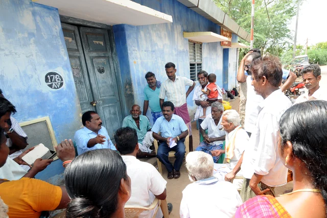 கல்வி அதிகாரிகளிடம் பேச்சுவார்த்தை நடத்தும் கிராம மக்கள்
