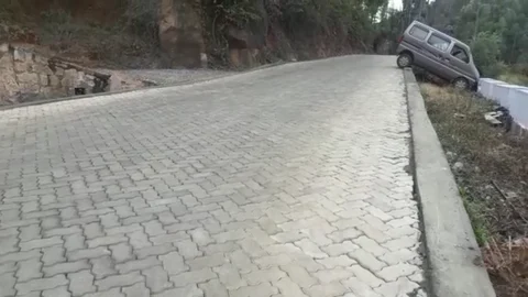 இன்டர்லாக் கற்கள் பதிக்கப்பட்டுள்ள சாலை