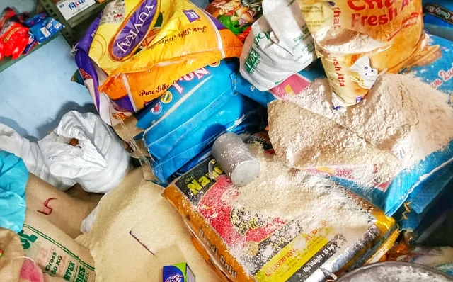 கிழித்து, வாரி இறைந்த பொருள்கள்