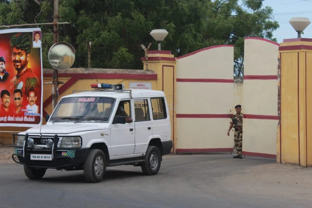 போலீஸ் வாகனம்