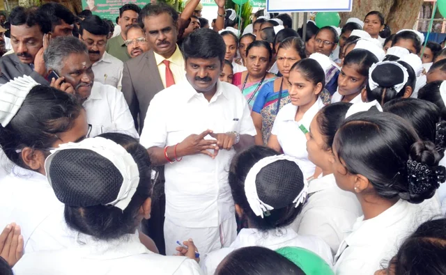 செவிலிய மாணவிகளிடம் கேள்வியெழுப்பிய அமைச்சர் விஜயபாஸ்கர்