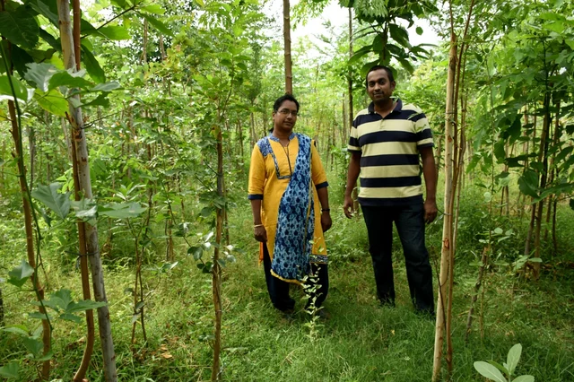 ஆனந்தி கணவருடன்