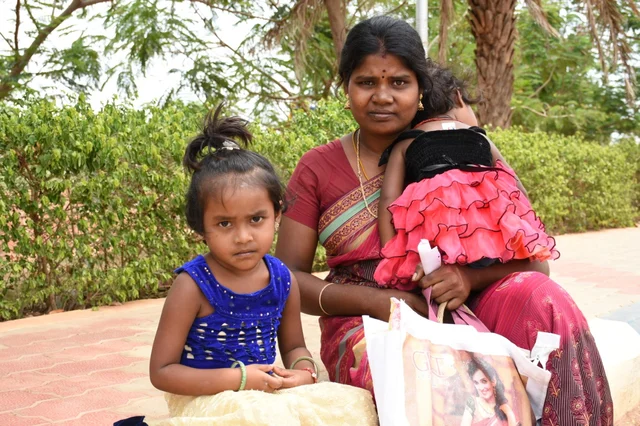 செந்தமிழ்ச்செல்வி மகள்களுடன்...