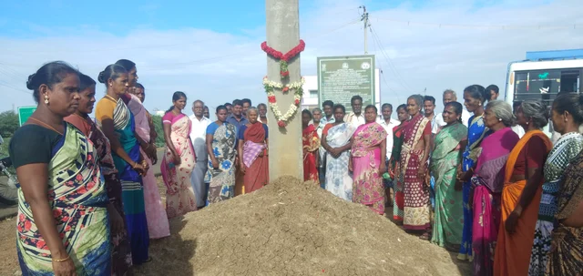 போராட்டத்தில் ஈடுபட்ட பெண்கள்