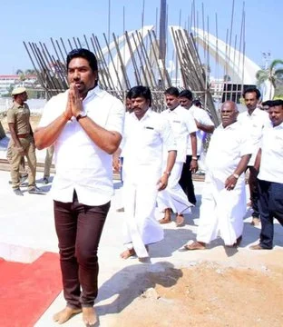 ஜெயலலிதா சமாதியைப் பார்வையிட்டு, மலர் அலங்காரம் செய்த ஜெயபிரதீப்