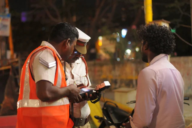 சோதனையிடும் போக்குவரத்து அதிகாரிகள்