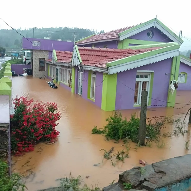 வீடு மற்றும் வாகனம் வெள்ளத்தால் சூழ்ந்தது