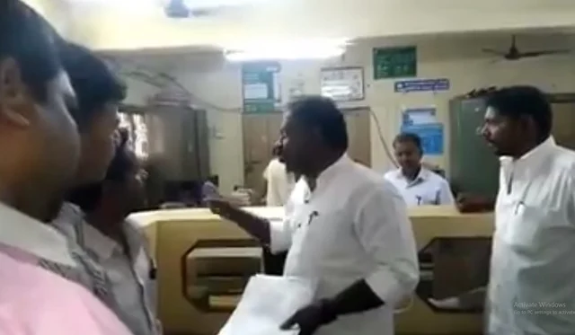 வங்கி ஊழியர்களை எச்சரிக்கும் எம்.எல்.ஏ