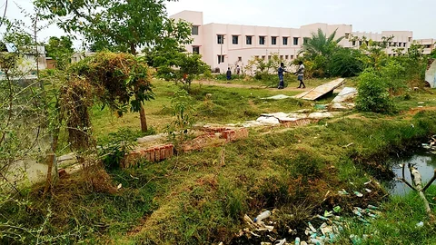 சுற்றுச்சுவர் உடைந்த நிலையில் காணப்படும் மகளிர் கல்லூரி