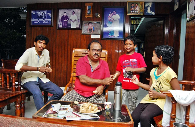 குடும்பத்துடன் நாஞ்சில் சம்பத்