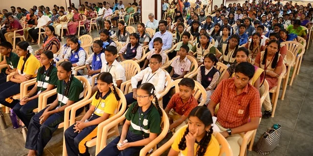 தேர்வில் வெற்றிபெற்ற மாணவ, மாணவிகள்