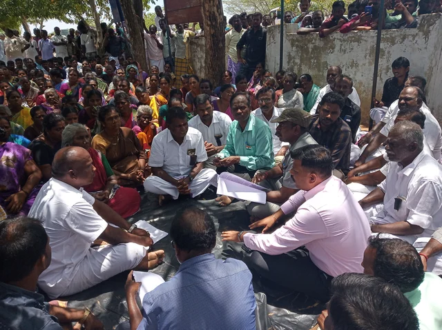 கிராம மக்களை சமாதானம் செய்யும் அதிகாரிகள்