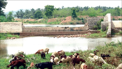 உடைந்து கிடக்கும் மதுக்கரை தடுப்பணை