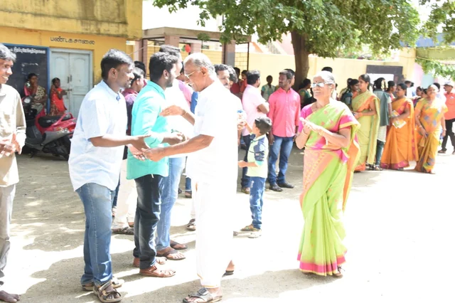 ஆசிரியர்களை வரவேற்கும் மாணவர்கள்.