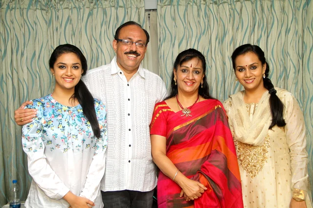குடும்பத்தினருடன் கீர்த்தி சுரேஷ்