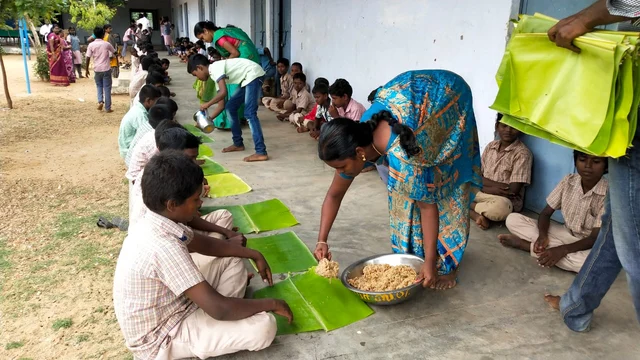 மாணவர்களுக்கு விருந்து