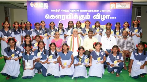 கல்வித்துறை அமைச்சருடன் மாணவர்கள்