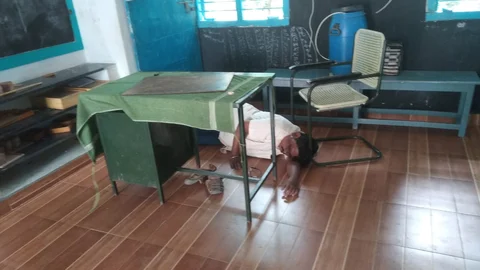 மது போதையில் விழுந்துகிடக்கும் ஆசிரியர் செல்வம்