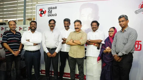 கட்சி நிர்வாகிகளுடன் கமல்ஹாசன்