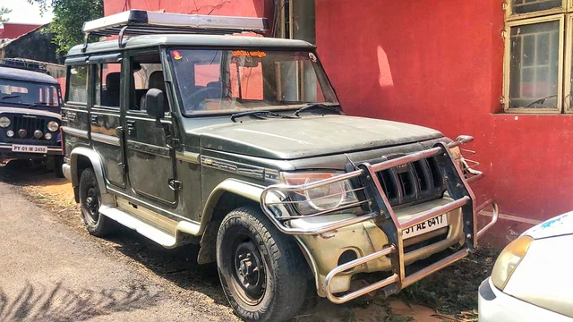 மதுபாட்டில் கடத்த பயன்படுத்தப்பட்ட இன்ஸ்பெக்டர் ஜீப்