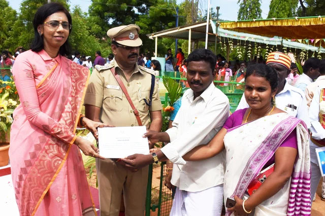 விவசாயி வீரமணிக்கு சான்றிதழ் வழங்கும் மாவட்ட ஆட்சியர்