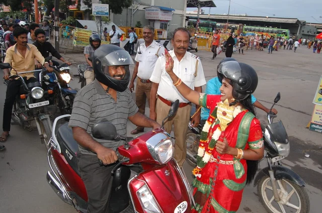 பொதுமக்களிடம் பிரசாரம் செய்யும் இலஞ்சி ஜானகி