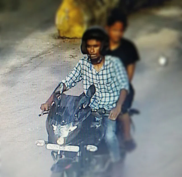 பைக்கில் அமர்ந்திருக்கும் மாணவி சுவாதி