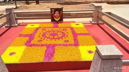 விகடன் செய்தி எதிரொலியாக அலங்கரிக்கப்பட்ட ஜெயலலிதா சமாதி