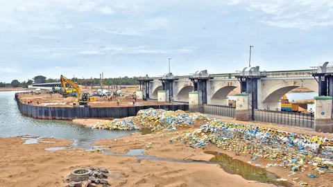 முக்கொம்பு தடுப்பணையில் முடிவடையாத சீரமைப்புப் பணிகள்
