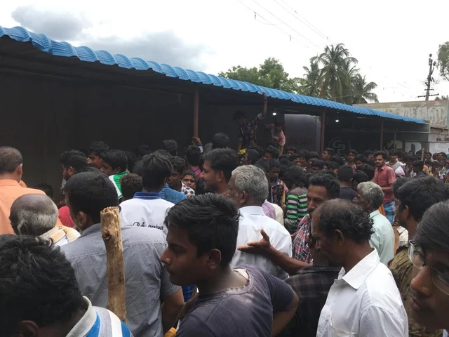 பிரியாணி, பரோட்ட வாங்க குவிந்த மக்கள்.