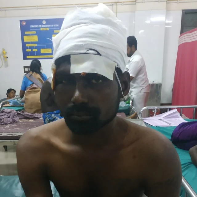 அரசு மருத்துவமனையில் சிகிச்சை பெறும் வாலிபர்