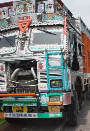 விபத்து ஏற்படுத்திய லாரி