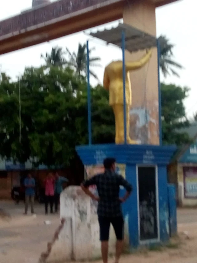 சிலை உடைப்பு